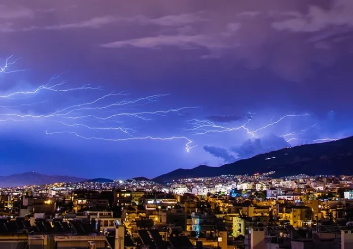 Ισχυρές καταιγίδες προκαλούν προβλήματα στην Αττική, προσοχή τις επόμενες ώρες – Η εξέλιξη του καιρού