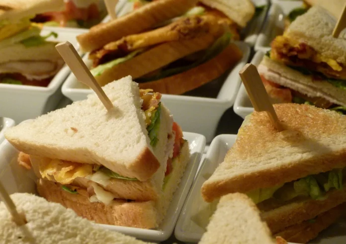Υγιεινό club sandwich με κοτόπουλο και τσιπς γλυκοπατάτας