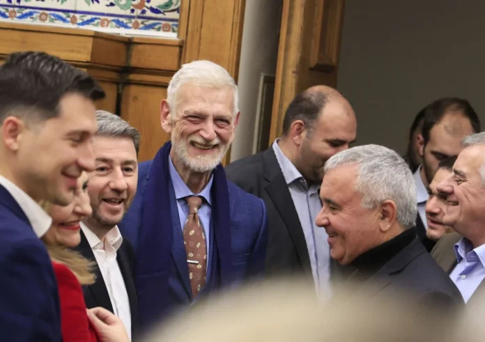 Σουβλάκια, ρακί και μελομακάρονα κέρασε ο Ανδρουλάκης στη Βουλή για τη γιορτή του – Η έκπληξη και οι ατάκες με τον… Γιάννη Λοβέρδο
