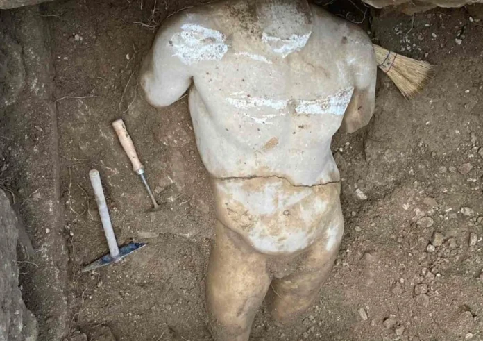 Υπουργείο Πολιτισμού: Εντοπίστηκε άγαλμα από λευκό μάρμαρο, σε μικρή απόσταση από το Ηρώδειο