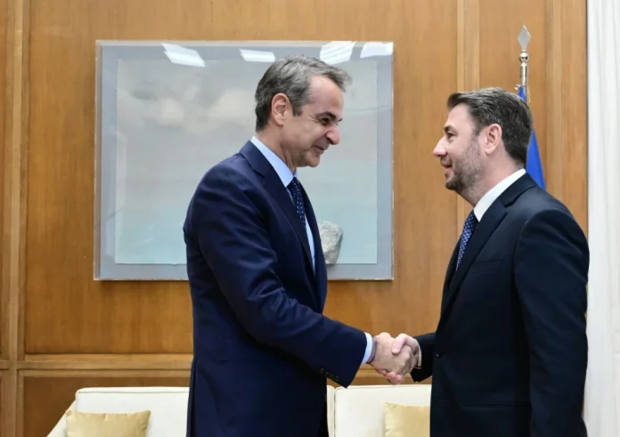 Ικανοποίηση στην κυβέρνηση για τη συνάντηση Μητσοτάκη-Ανδρουλάκη – Παίρνει πίσω τα περί «πράσινου ΣΥΡΙΖΑ»