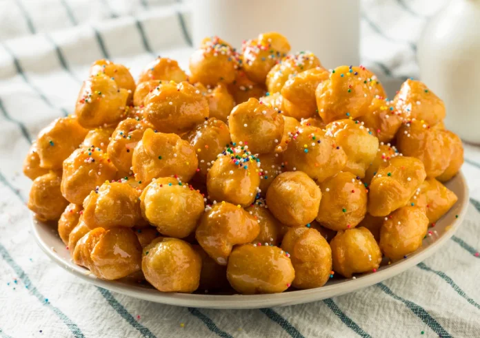 Struffoli στον φούρνο: Οι ναπολιτάνικοι λουκουμάδες που δεν λείπουν από κανένα χριστουγεννιάτικο τραπέζι