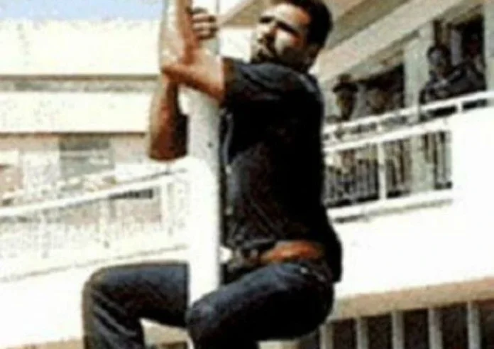 Ρε μην πηγαίνεις κοντά ρε. Ελα έξω. Θα σου ρίξουνε