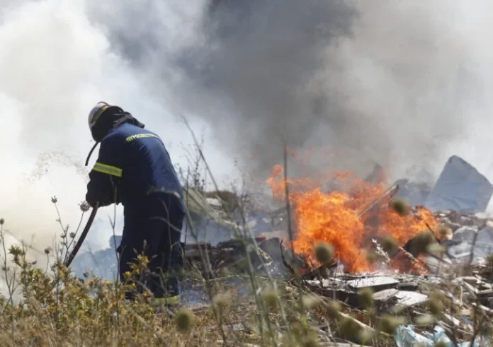 Φωτιά ξέσπασε στην Κερατέα – Επιχειρούν 35 πυροσβέστες