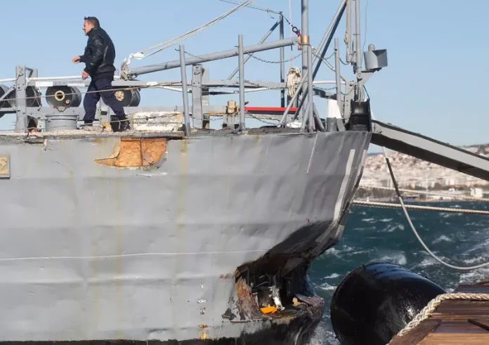 Θεσσαλονίκη: Το αντιτορπιλικό «Βέλος» προσέκρουσε στην προβλήτα και παραλίγο να βυθιστεί