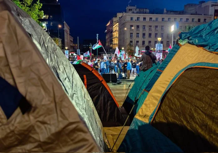 Ολονυχτία φοιτητών στα Προπύλαια για την Παλαιστίνη
