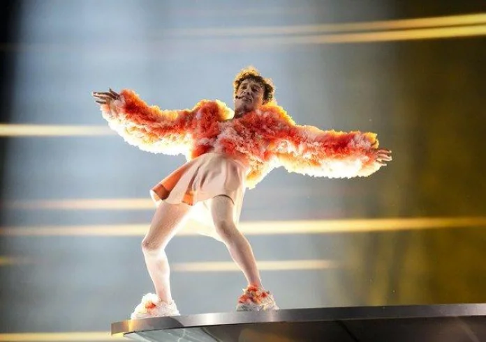 Eurovision 2024: Η Ελβετία με το Nemo είναι το μεγάλο φαβορί - Εμφανίστηκε με σημαία υπέρ των δικαιωμάτων των non binary