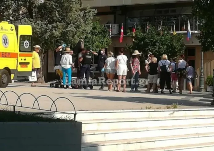 Λαμία: Τουρίστας έμεινε ακίνητος -σαν στήλη άλατος- για δύο ώρες σε πλατεία, αναστατώνοντας τους κατοίκους της πόλης