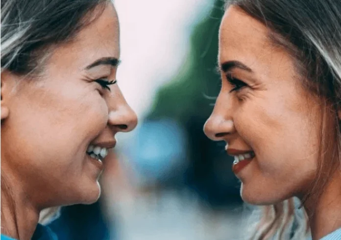 Αδελφικές σχέσεις: 3 ερωτήσεις για εσένα και την αδερφή σου