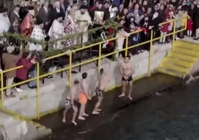Viral η τελετή του Αγιασμού των υδάτων στη Μυτιλήνη – Ο ιερέας έδωσε ασίστ στον κολυμβητή