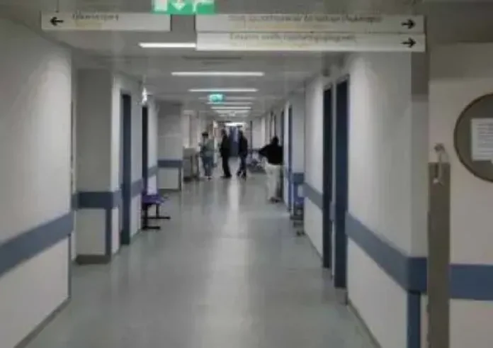 Στο «κόκκινο» κορονοϊός και λοιμώξεις – Το αδιαχώρητο στα νοσοκομεία, ουρές στα φαρμακεία
