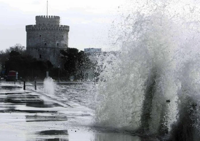 Θεσσαλονίκη: Έσπασαν τα «κοντέρ» οι άνεμοι – Κύματα σφυροκοπούν το αντιτορπιλικό «Βέλος»