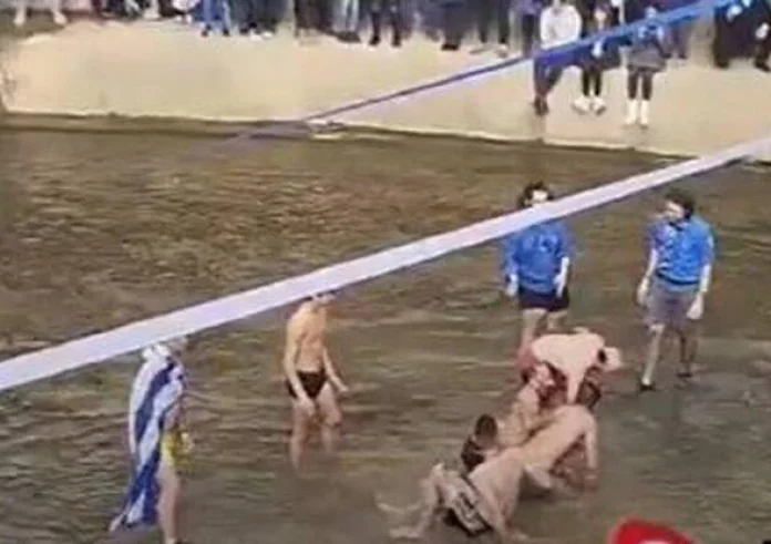 Θεοφάνεια – Τρίκαλα: Τσακώθηκαν για τον σταυρό – «Θα σκοτωθούν τώρα»