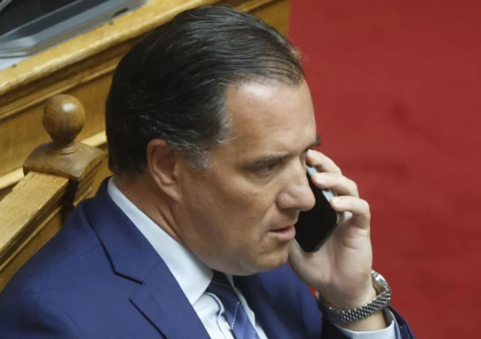 Κομματική πειθαρχία θέτει ο Άδωνις για τη μονιμοποίηση μεταναστών: Αν δεν θες να ψηφίσεις, χαιρετάς και κάνεις κάτι άλλο