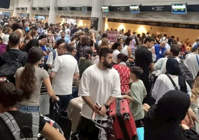Λίβανος: Ουρές στα αεροδρόμια, ακυρώνονται πτήσεις, ενώ επισκέπτες και ντόπιοι προσπαθούν να διαφύγουν υπό τον φόβο του πολέμου