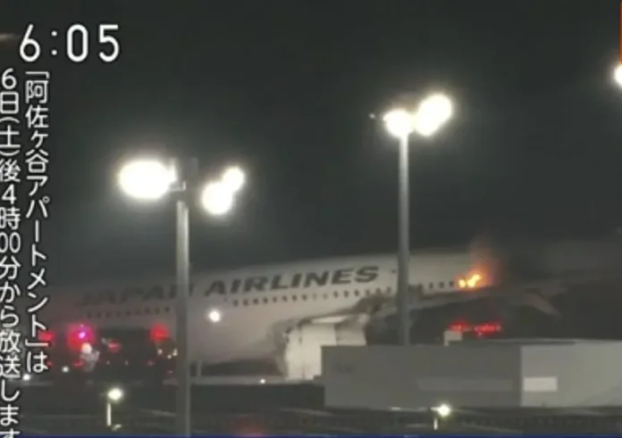Πώς βγήκαν ζωντανοί οι 379 επιβάτες της Japan Airlines από το αεροπλάνο που έπιασε φωτιά στο Τόκιο