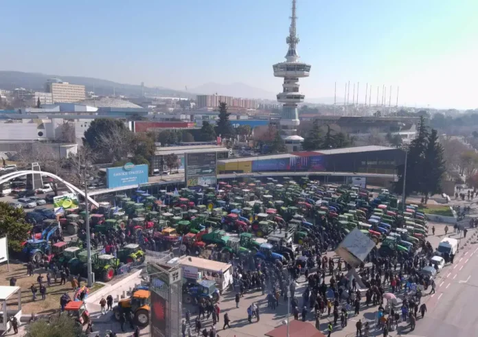 Σε εξέλιξη το συλλαλητήριο των αγροτών στη ΔΕΘ – «Διεκδικούμε την επιβίωσή μας»