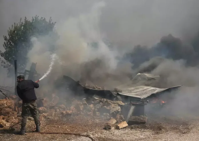 Φωτιά στην Αττική: Μεγάλη αναζωπύρωση στον Διόνυσο