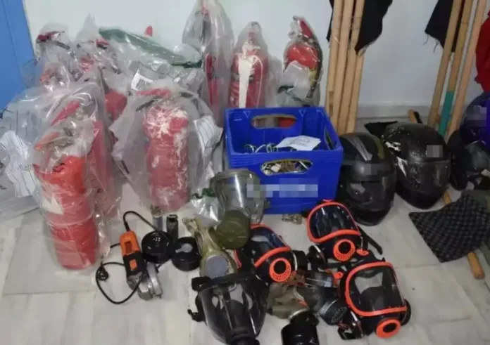 Θεσσαλονίκη: Ναυτικούς πυρσούς, χειροβομβίδες κρότου λάμψης και κοντάρια βρήκε η ΕΛΑΣ στο ΑΠΘ