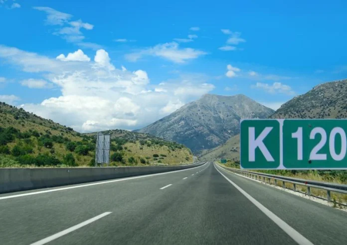 Τι είναι αυτές οι μικρές πράσινες πινακίδες που βλέπουμε στην Εθνική Οδό - Γιατί δεν πρέπει να τις αγνοούμε;