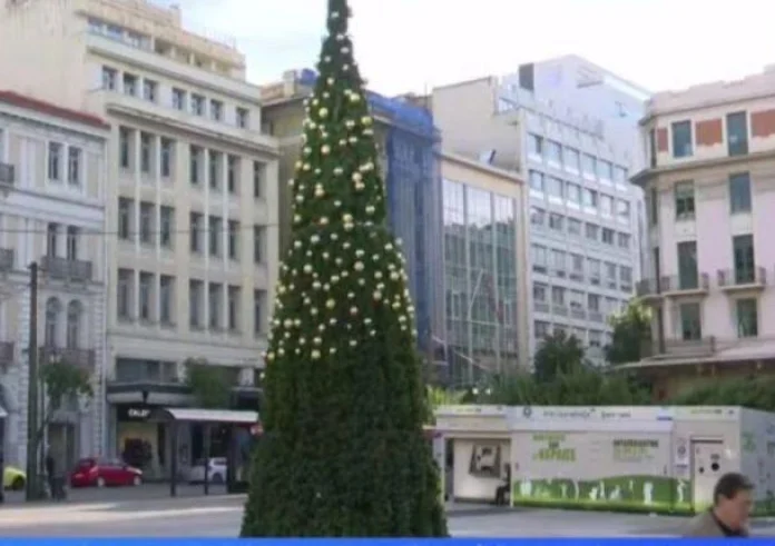 Έγδυσαν το χριστουγεννιάτικο δέντρο στην Κλαυθμώνος: Έκλεψαν όσα στολίδια έφταναν!!