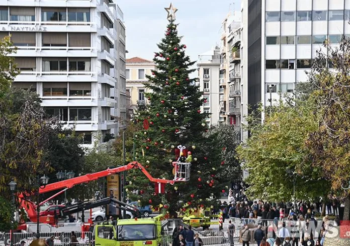 Πλατεία Συντάγματος: LIVE η φωταγώγηση του δέντρου της Αθήνας