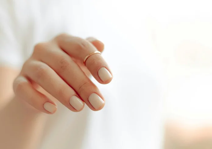 12 tips για να δυναμώσετε τα νύχια σας