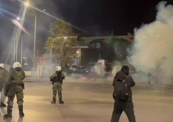 Θεσσαλονίκη: Επεισόδια στο ΑΠΘ με πετροπόλεμο, χημικά και κρότου – λάμψης