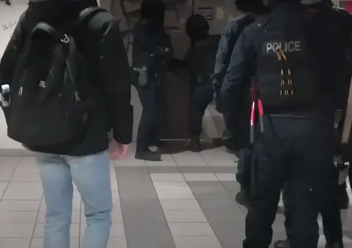 Αποκαλυπτικό βίντεο από την επιχείρηση της Αστυνομίας στην Πανεπιστημιούπολη Ζωγράφου – Συνελήφθησαν οι τρεις προσαχθέντες