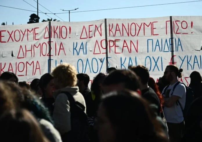 Ιδιωτικά ΑΕΙ: Ούτε βήμα πίσω οι φοιτητές παρά τις εισβολές των ΜΑΤ – Συλλαλητήριο την Πέμπτη στα Προπύλαια