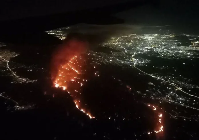 Φωτιά στον Βαρνάβα: Συγκλονιστικές εικόνες από ψηλά. Λέκκας: Γιατί είναι δύσκολο να σβήσει