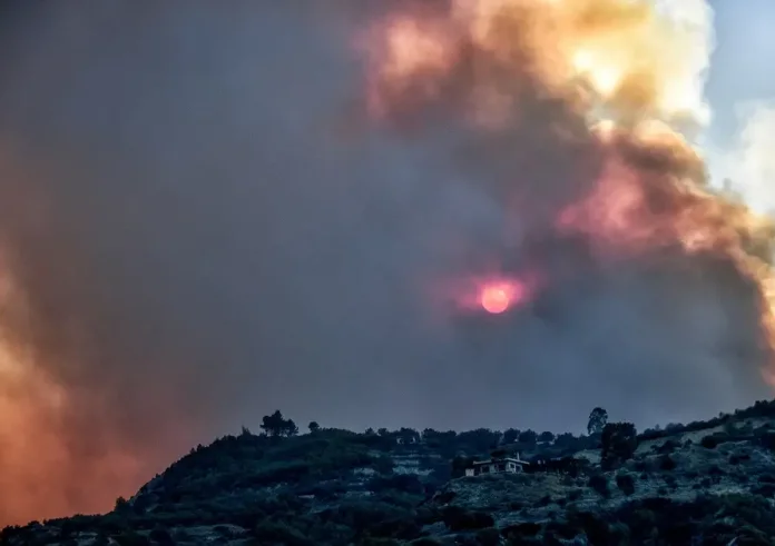 Φωτιά στο Ξυλόκαστρο: Ακόμα μία δύσκολη νύχτα – Πάνω από 32 χιλιόμετρα το πύρινο μέτωπο, τραυματίστηκαν δύο πυροσβέστες