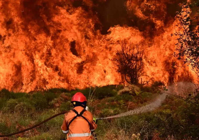 Φωτιά στην Κορινθία: Συνεχίζεται η μάχη με τις φλόγες – Επιχειρούν 490 πυροσβέστες και 31 εναέρια