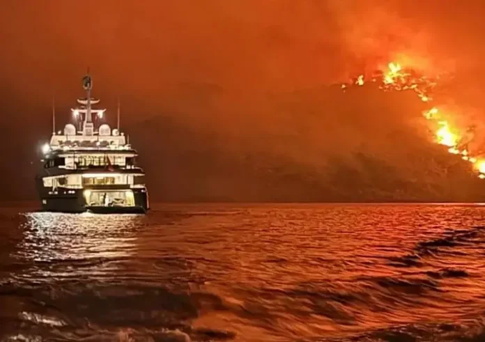 «Βροχή» συλλήψεων για τη φωτιά στην Ύδρα – Με χειροπέδες 13 άτομα από τη θαλαμηγό που «έφυγαν» τα πυροτεχνήματα
