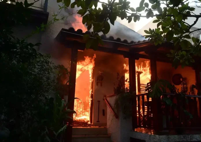 Φωτιά στην Αττική: Ενεργά μέτωπα σε Παλαιά και Νέα Πεντέλη, Πάτημα Βριλησσίων, Νταού, Μαραθώνα και Διόνυσο