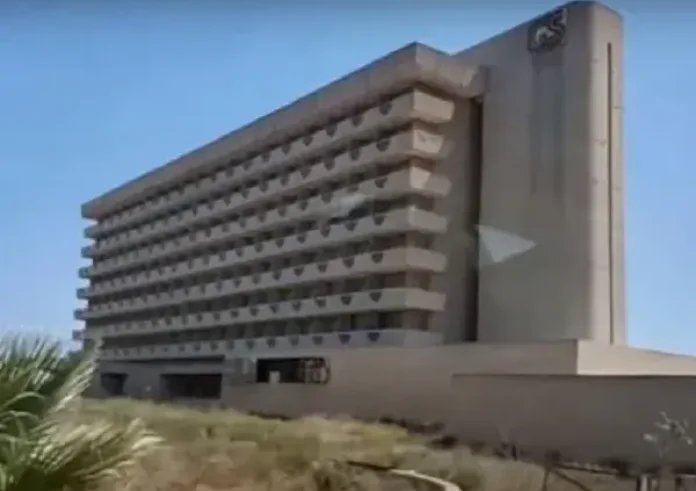 Το πρώτο ξενοδοχείο επτά αστέρων που σήμερα σαπίζει στην πόλη φάντασμα