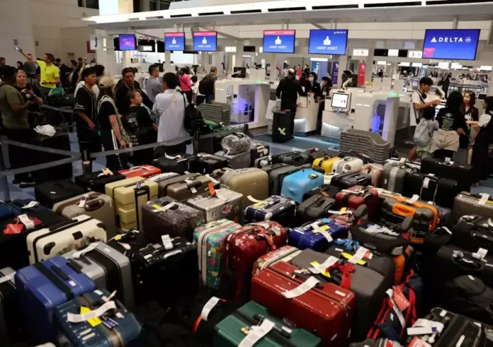 Ιαπωνία: Ακυρώθηκαν εκατοντάδες πτήσεις και δρομολόγια τρένων εξαιτίας του τυφώνα Αμπίλ
