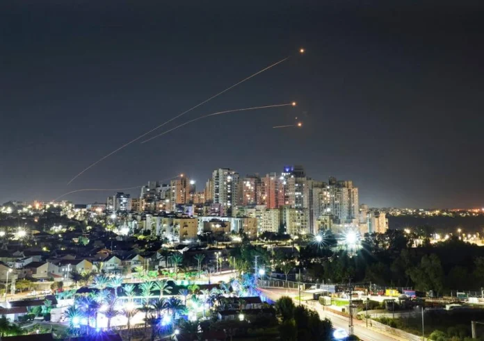 Επίθεση του Ιράν στο Ισραήλ με 300 drones και πυραύλους: Τα αναχαιτίσαμε λέει το Ισραήλ - Ετοιμάζει απάντηση