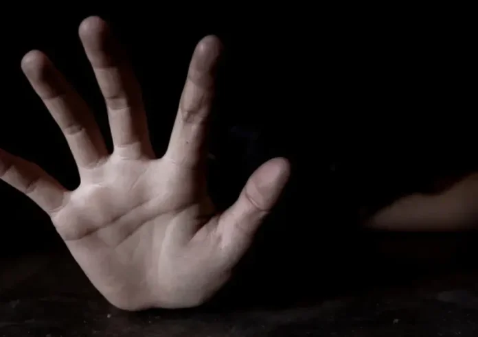 Καλλιθέα: Άγριος ξυλοδαρμός 45χρονης από τον σύντροφό της στη μέση του δρόμου