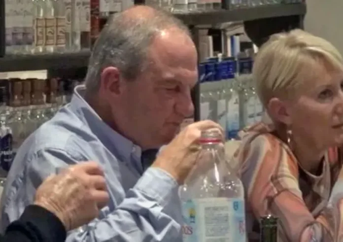 Στη Μύκονο ο Κ. Καραμανλής μαζί με τη Ν. Παζαΐτη για το μνημόσυνο της μητέρας του