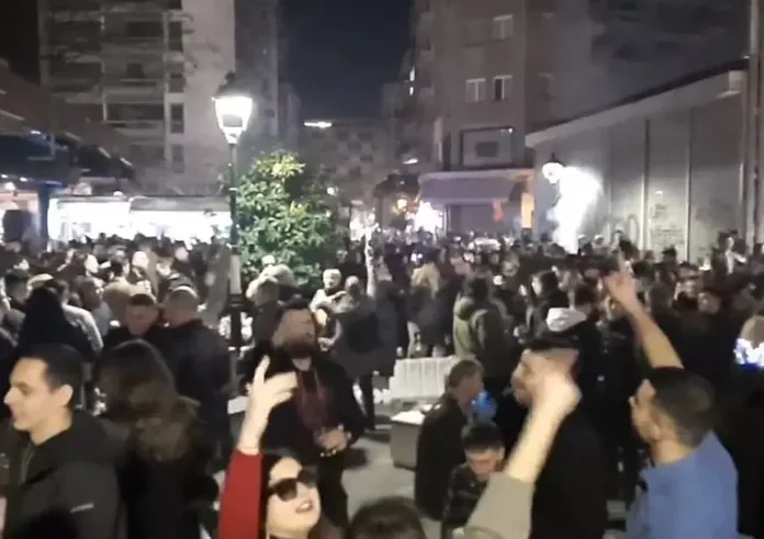 Βίντεο με Θεσσαλονικείς σε κεντρικό δρόμο της πόλης να αποχαιρετούν με τραγούδι τον Βασίλη Καρρά