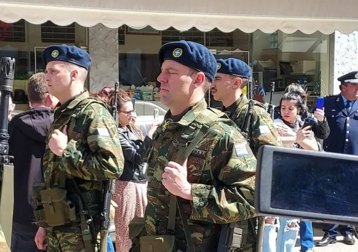 Η παρέλαση του Στέφανου Κασσελάκη στη Θήβα (Βίντεο)