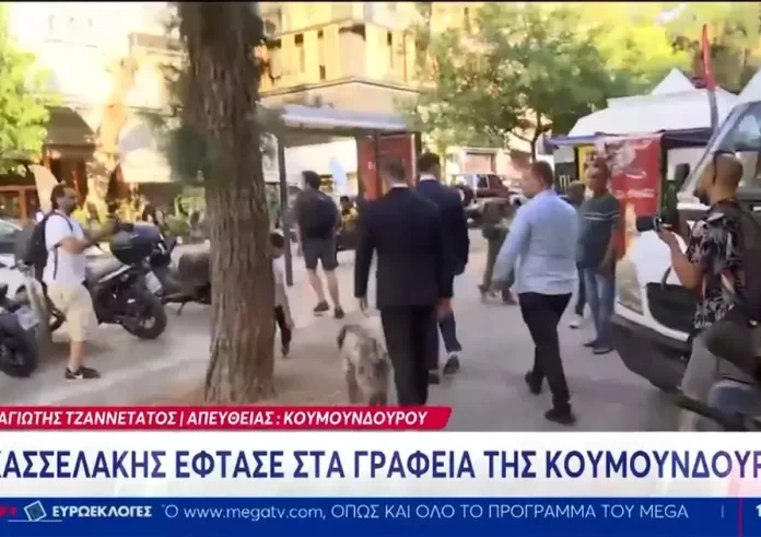 Δεν άφηναν τον σκύλο του Στέφανου Κασσελάκη να κάνει την ανάγκη του – Αντέδρασαν στον «αέρα» του Mega