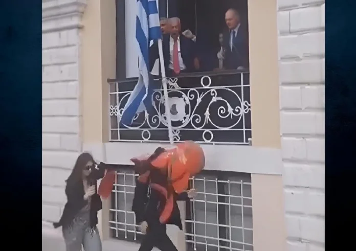 Κέρκυρα: Πάρτι στο Twitter με τον αντιδήμαρχο που έριξε κατά λάθος μπότη στο κεφάλι κοπέλας