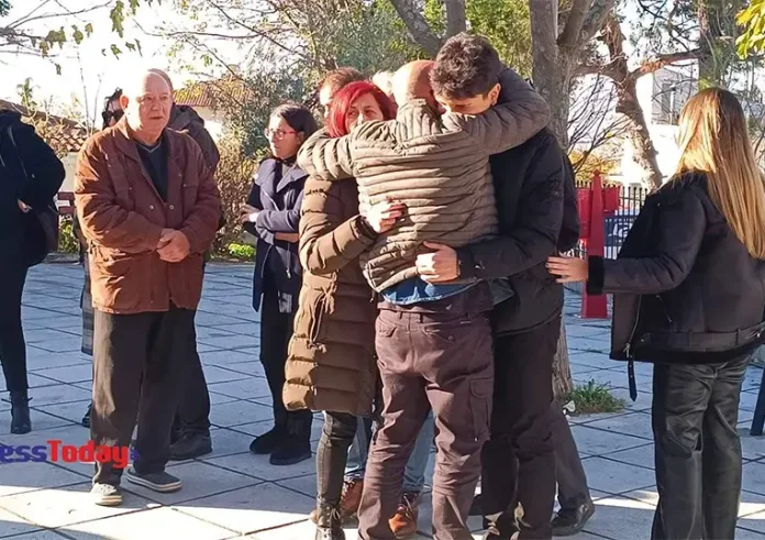 Θρήνος στην κηδεία της 50χρονης που κατασπαράχθηκε από σκυλιά – Σφιχταγκαλιασμένοι οι δικοί της άνθρωποι
