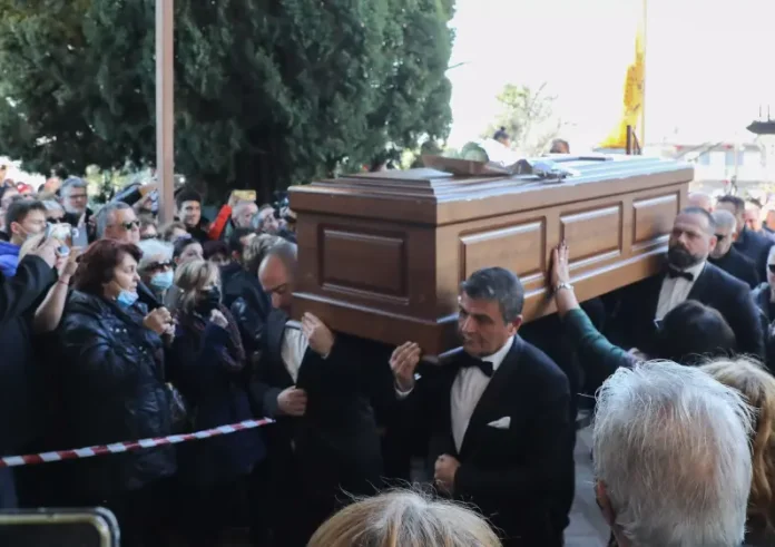 Βασίλης Καρράς: Λαοθάλασσα στην ταφή του στο Κοκκινοχώρι Καβάλας