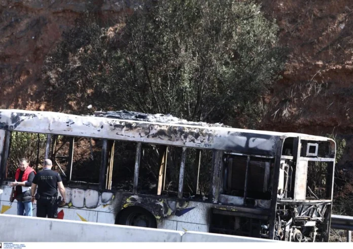 Θεσσαλονίκη: Λαμπάδιασε λεωφορείο του ΟΑΣΘ στη μέση του δρόμου