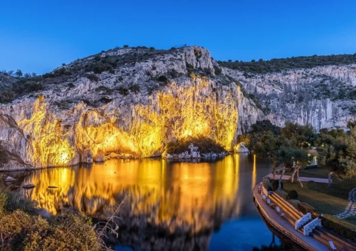 Τι κρύβεται κάτω από τα νερά της Λίμνης Βουλιαγμένης και αφήνει τους επιστήμονες άφωνους