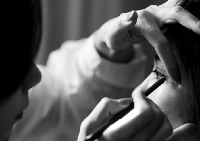 Πώς το eyeliner έγινε σύμβολο αυτοέκφρασης και ταυτότητας για τις γυναίκες του Ιράν