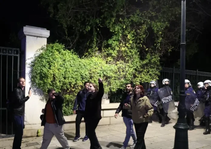 Ιδιωτικά Πανεπιστήμια: Καρέ – καρέ η παρέμβαση φοιτητών έξω από το Μέγαρο Μαξίμου